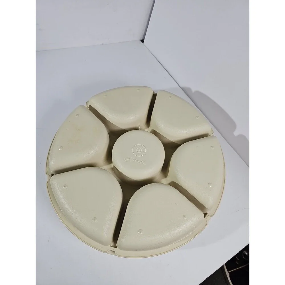 Tupperware 1665 Vintage Divided Party Veggie Snack Dip Tray w/ Lid Beige